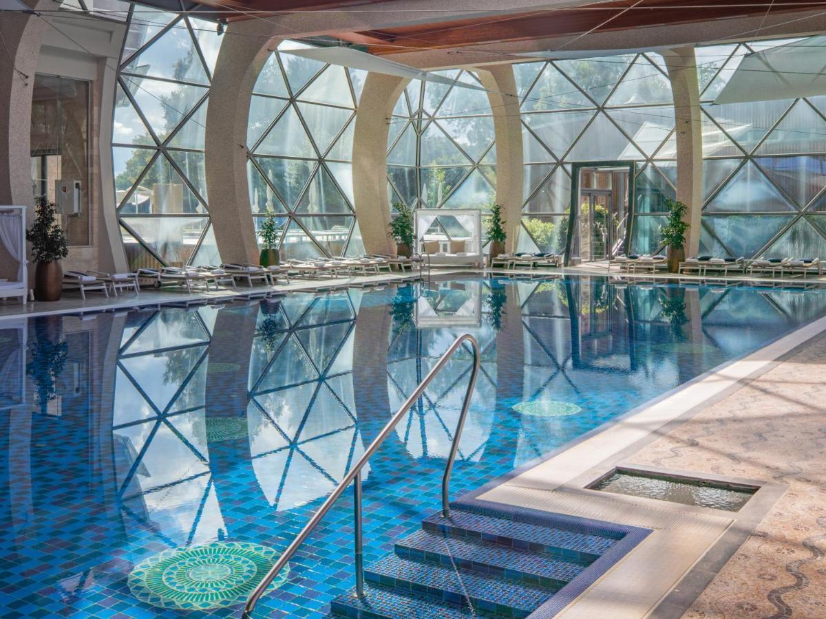 Spirit Hotel Thermal Spa Sárvár Extérieur photo The indoor pool at the Four Seasons Hotel