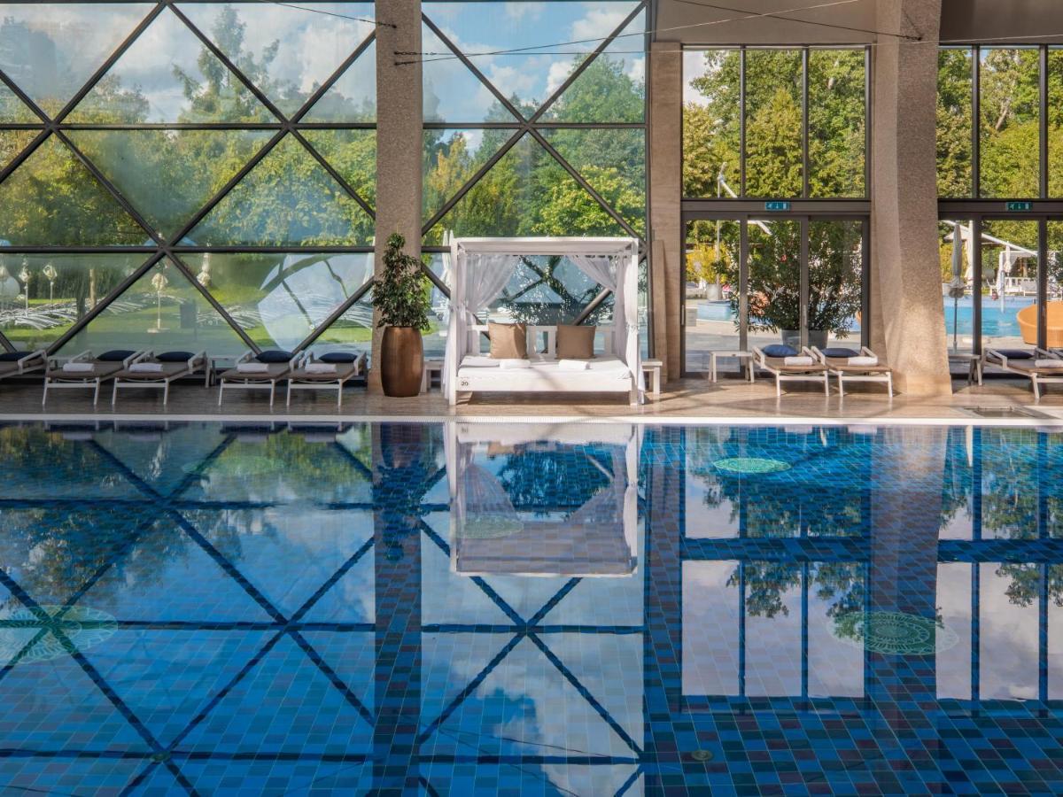 Spirit Hotel Thermal Spa Sárvár Extérieur photo The indoor pool