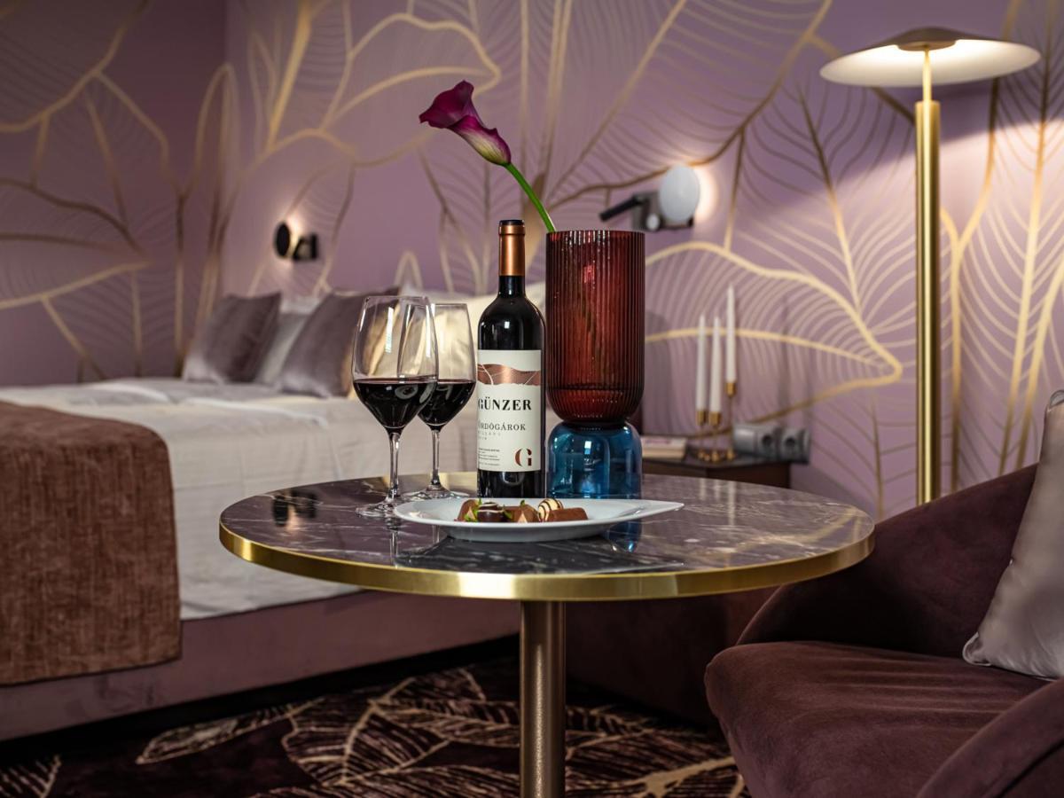 Spirit Hotel Thermal Spa Sárvár Extérieur photo A wine bottle and glasses on a table