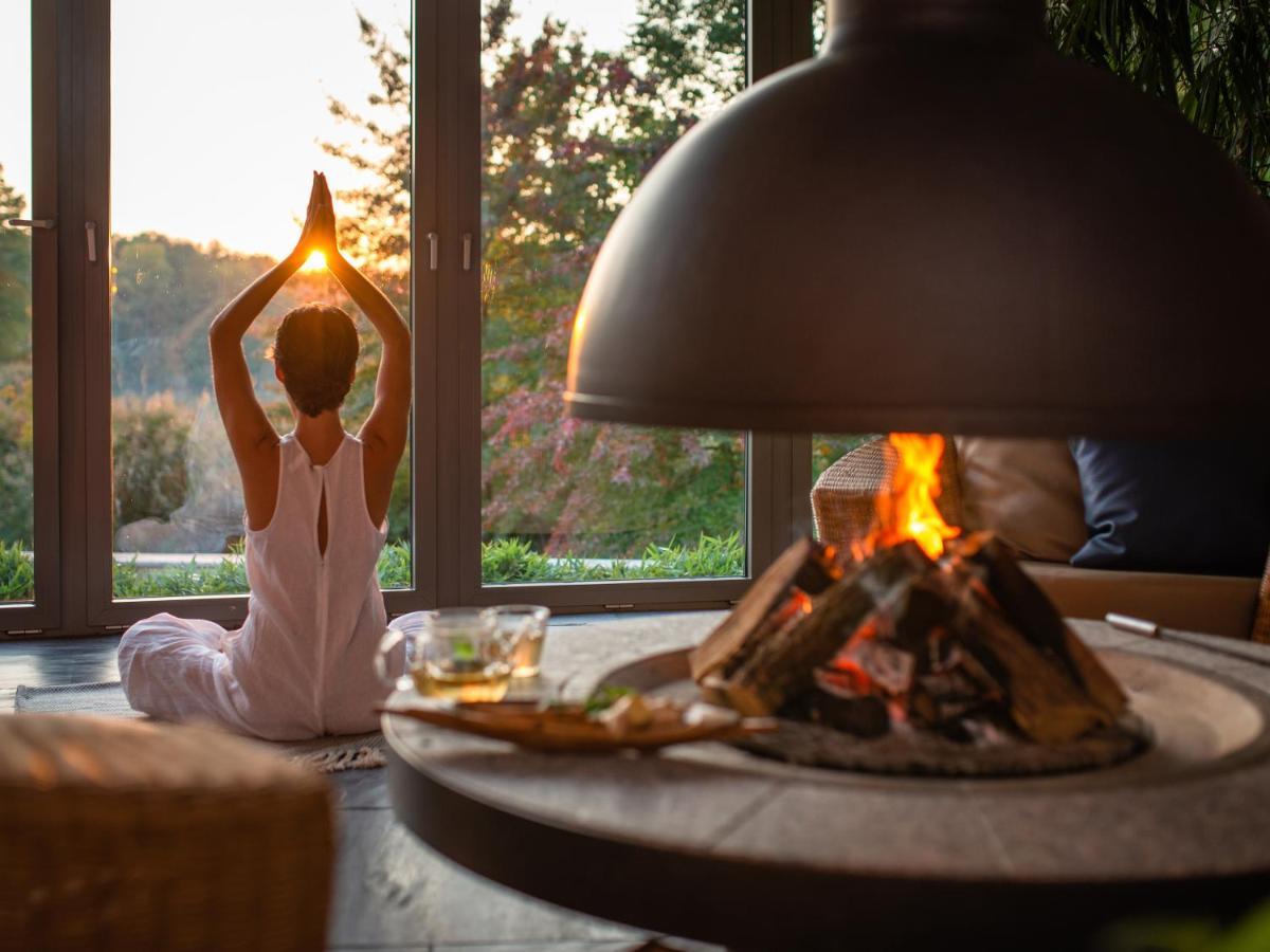 Spirit Hotel Thermal Spa Sárvár Extérieur photo A woman meditating in front of a fireplace